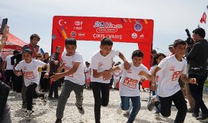 cadir-kentte-yasayan-cocuklar-icin-23-nisan-cocuk-kosusu-yapildi-IpZak32D.jpg