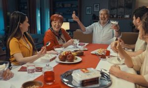 erdal-ozyagcilar-ailesiyle-birlikte-ilk-kez-reklam-filminde-SaewQM8w.jpg