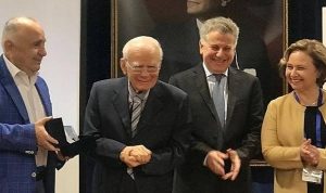 prof-dr-gazi-yasargilin-calismalari-bir-defa-daha-ayakta-alkislandi-p6tf9cpK.jpg