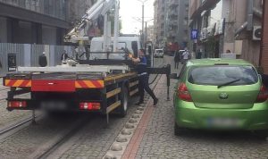 tramvay-yoluna-park-edilen-araclar-cekiliyor-kK3rLgjE.jpg