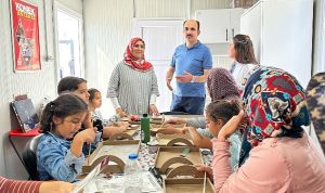 baskan-altay-hatayda-acilan-komekte-depremzede-kursiyerlerle-bulustu-wZ6Ppaaj.jpg