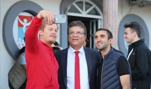baskan-arslan-genclerle-bulustu-9LW1IRth.jpg
