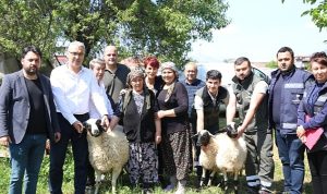 baskan-cercioglundan-koyunlari-telef-olan-uretici-kadina-destek-Qgn4CU83.jpg