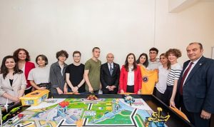 baskan-soyer-balcovada-genclerle-bulustu-cq4vOyqH.jpg