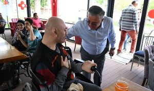 baskan-topaloglundan-engelli-bireylere-engelli-deniz-sezlongu-FjMCPGK1.jpg