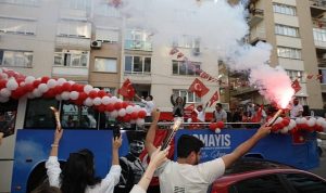 bayrakli-ataturkte-birlesti-sokak-sokak-19-mayis-coskusu-kizz7pNN.jpg