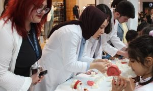 izmirin-balcova-ilcesindeki-ogrenciler-dokuz-eylul-universitesi-dis-hekimligi-fakultesiyle-agiz-ve-dis-sagligina-ShIPV6kj.jpg