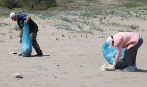 uzunkum-sahilinde-kiyi-temizligi-yapildi-DsOYZIgP.jpg