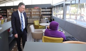 bayraklida-kitap-kafelerin-sayisi-artiyor-p9E2HO6Q.jpg