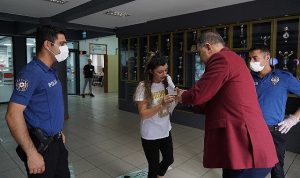 calik-sinava-saniyeler-kala-genc-adayin-yardimina-kostu-MdzTdnm4.jpg
