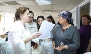 irlandali-ogretmenden-iyilik-dersi-deu-araciligiyla-depremzedelere-yardim-ulastirdi-QE49p9rO.jpg