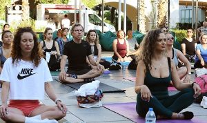 karsiyakada-en-uzun-gune-yoga-ile-basladilar-K1TNY8Sm.jpg