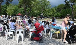 minik-ogrenciler-once-piknik-yapti-sonra-kep-atti-iAwlRQ1N.jpg