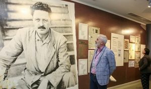 nazim-hikmet-olumunun-60-yil-donumunde-anildi-AWtbhmFb.jpg