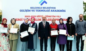 torende-kursiyerler-sertifikalarini-selcuklu-belediye-baskani-ahmet-pekyatirmaci-ve-selcuklu-ilce-milli-egitim-muduru-OEy3mEwG.jpg