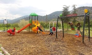 antalya-buyuksehir-ilcelerde-cocuklar-icin-oyun-parki-yapti-RONgamiw.jpg