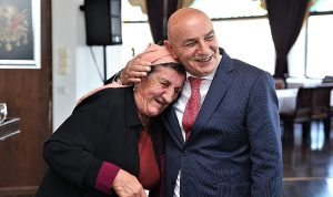 baskan-altinok-sehit-aileleriyle-bulustu-EAIAmSwL.jpg
