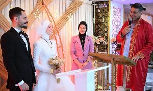 baskan-kocaman-kartepelilerin-mutluluklarini-paylasiyor-TNp8Im7n.jpg