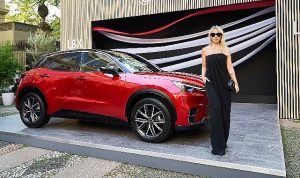 hadise-lexus-ile-milanoda-sira-disi-bir-gun-yasadi-EltUBxcE.jpg