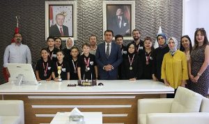 kazandiklari-kupayi-il-milli-egitim-mudurlugune-hediye-ettiler-mlPVJKQn.jpg