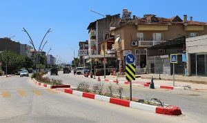 mendereste-kaldirimlar-kirmizi-beyaza-burundu-xATh7Qj1.jpg