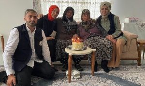 pambuk-teyze-79-yasinda-ilk-dogum-gununu-kutladi-GiAKawnL.jpg
