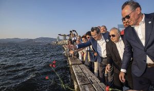 srebrenitsa-kurbanlarina-konakta-huzunlu-anma-4D7gPPyv.jpg