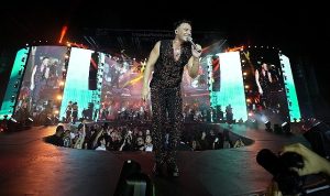 edis-muhtesem-performansiyla-istanbul-festivalini-salladi-6zJXGZn7.jpg
