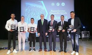 ege-universitesi-mezunlariyla-baglarini-koparmiyor-qWCLU5aq.jpg