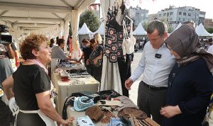el-emegi-goz-nuru-urunler-gorucuye-cikiyor-PY2Z95D4.jpg