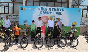 gule-oynaya-camiye-gel-projesinde-bisiklet-dagitimi-basladi-zqsV4Y9h.jpg