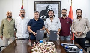 konakta-imzalar-sokak-emekcileri-icin-atildi-xjAtjIKL.jpg