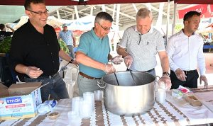 kuzdere-pazar-yerinde-vatandaslara-asure-ikrami-2ljPY65K.jpg