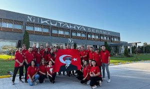 ng-grup-ailesi-zafer-yuruyusunde-yerini-aldi-rCn873cz.jpg