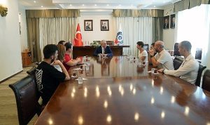 rektor-budak-zafer-yuruyusune-katilan-egeli-ekibi-agirladi-eHW4dJht.jpg