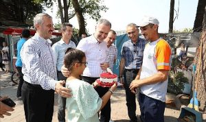 temizlik-personeline-surpriz-dogum-gunu-kutlamasi-XzISDMRV.jpg
