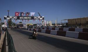 motosiklette-iki-yaris-birden-O4gXpzFi.jpg