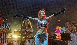 turkiye-motofestte-guliz-ayla-ve-oguzhan-koc-ile-costular-lMmxbWet.jpg