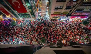 binlerce-karsiyakali-cumhuriyet-askiyla-sel-oldu-sokaklara-dokuldu-Ycf3Ou37.jpg
