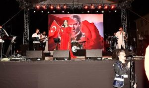cumhuriyetin-100-yili-yonca-lodi-konseri-ile-buyuk-bir-cosku-ile-kutlandi-tzE3YE4w.jpg
