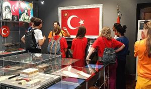 deu-yabanci-uyruklu-ogrencilerine-turk-kulturunu-tanitiyor-uUEha4q2.jpg