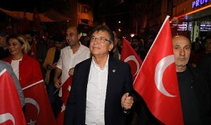 edremitte-cumhuriyet-coskusu-fener-alayi-ile-taclandi-lFgbur98.jpg
