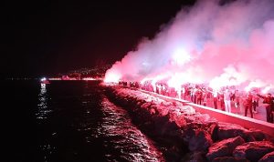 gemlikte-binlerce-mesale-cumhuriyet-icin-yakildi-ipjZvWQi.jpg