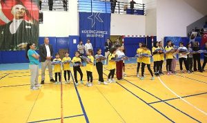 kucukcekmecede-3-bin-600-ogrenciye-spor-malzemesi-dagitildi-UbSr9P85.jpg