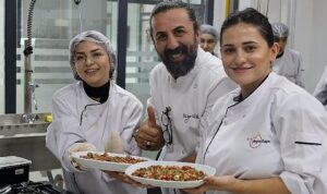 1-geleneksel-yemek-yarismasinda-juri-uyesi-sefler-gebze-beyaz-kalpler-egitim-ve-gelisim-merkezinde-CCysxaWn.jpg
