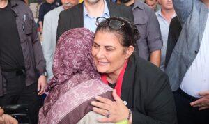 aydin-buyuksehir-belediye-baskani-ozlem-cercioglu-sokeli-vatandaslarla-bulustu-NWWawuXd.jpg