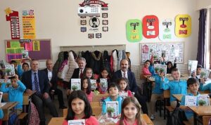 baskan-altay-basarmaya-hazirim-projesinde-3-sinif-ogrencilerine-hikaye-kitabi-dagitti-hcAc3772.jpg