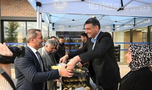 baskan-kocaman-meclis-uyelerine-ayva-dagitti-XDVgKU94.jpg