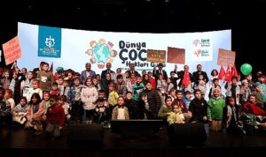 buyukakin-bati-gazzede-olen-cocuklar-icin-3-maymunu-oynuyor-w1qxbAuk.jpg
