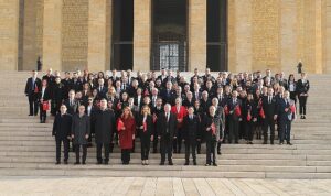 cumhuriyetin-88-yilina-eslik-eden-sisecam-88-calisaniyla-atayi-ziyaret-etti-lsNRhIrW.jpg